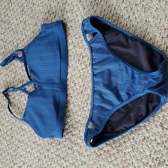 Under Armour swim suit - Picture 1 of 8
